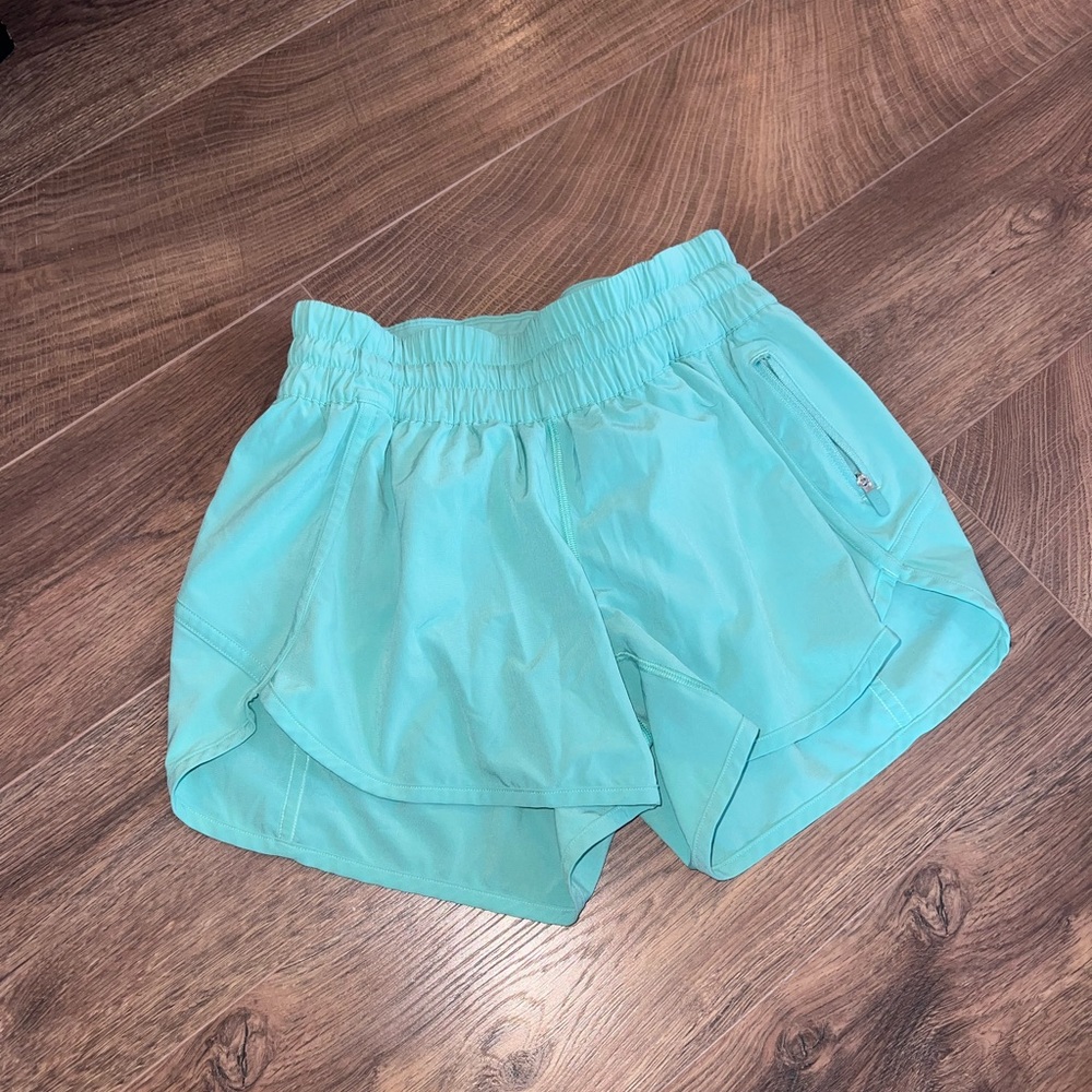 LULU SHORTS SIZE 6